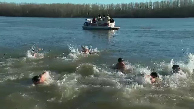 Tradiționala aruncare a crucii în apă de Bobotează nu a lipsit nici anul acesta. Șase tineri au sărit în apă după ea