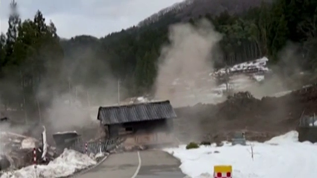 Momentul în care o masivă alunecare de teren s-a produs după cutremurul de 7,6 din Japonia
