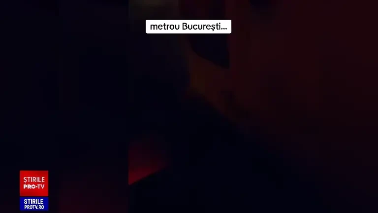 Un tânăr a circulat pe cupla unui metrou, în exteriorul trenului, în București. VIDEO