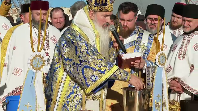 S-au încins spiritele la Hârșova, după ce ÎPS Teodosie a aruncat cele trei cruci în apă, de Bobotează. A intervenit poliția