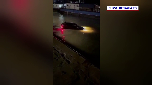 O maşină a căzut în Dunăre. La volan se afla un tânăr de 18 ani care nu deținea permis de conducere
