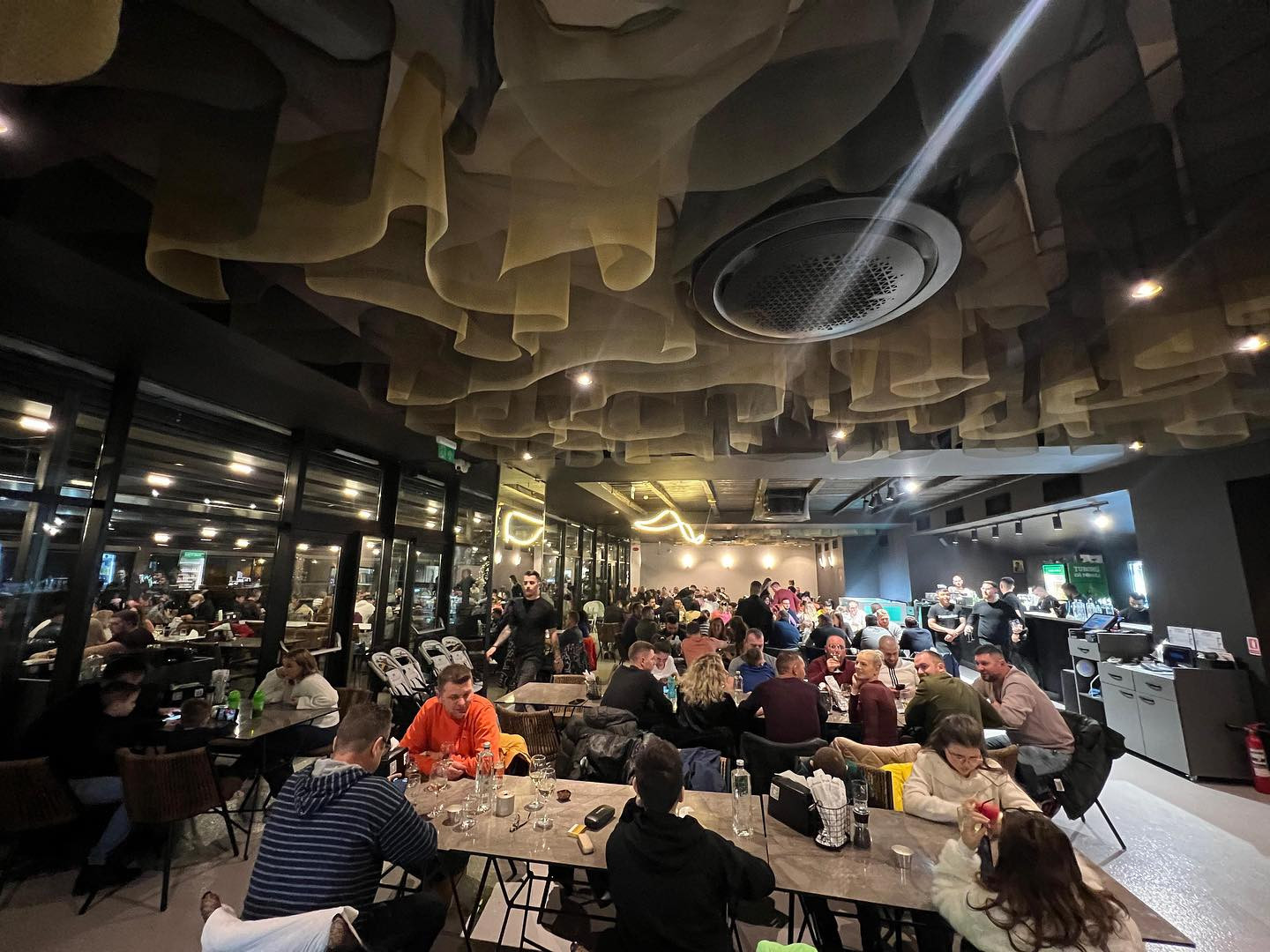 Ce spune Pescobar după ce Taverna Racilor din Cluj a fost închisă la nici o lună de la inaugurare: ”S-a reglat chestia” VIDEO