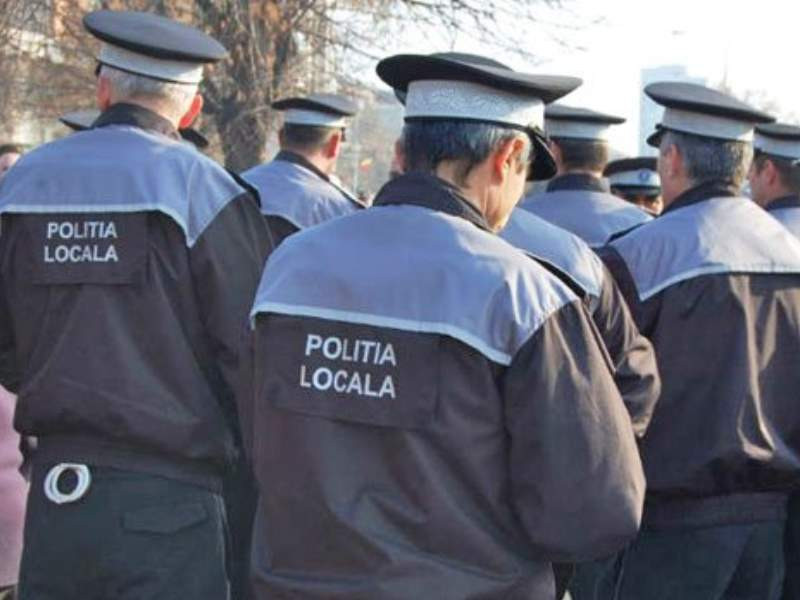 Băimăreni bătuți de persoane fără adăpost, în timp ce polițiștii locali pozau mașini. ”Intervenim doar dacă îți bați nevasta”
