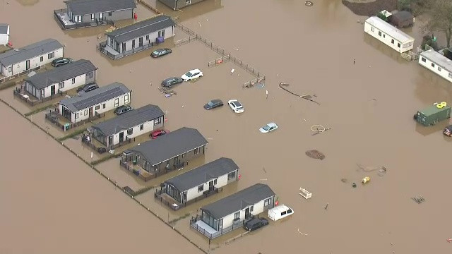 În Anglia, un frig pătrunzător a luat locul ploilor torențiale, spre disperarea miilor de oameni care au casele inundate