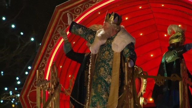 Mii de oameni pe străzile Madridului, la tradiționala paradă din ajunul Bobotezei. Cadouri de la cei 3 crai de la răsărit