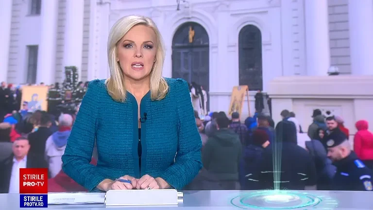 Bisericile din toată țara, luate cu asalt de credincioși, de Bobotează. Un bărbat din Iași a purtat cravată din aur