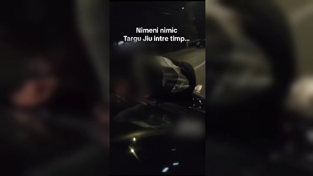 Adolescent plimbat pe capota mașinii, pe străzile din Târgu Jiu. Ce a pățit șoferul