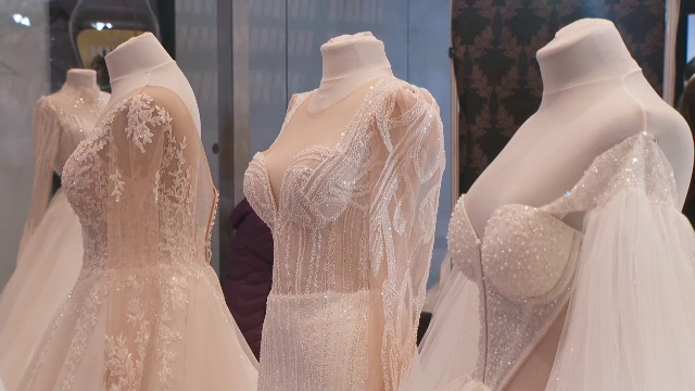 Pregătirile de nuntă încep din timp. Viitorii miri sunt așteptați cu rochii și costume, la târgul de nunți din Cluj-Napoca