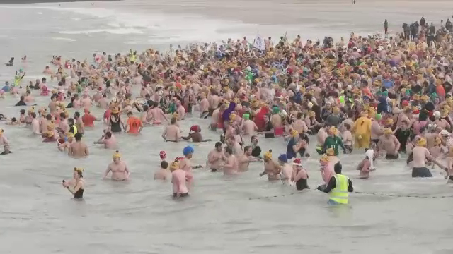 Belgienii s-au bucurat de tradiționala baie în ape reci, la 5 grade Celsius. „Trebuie să fii nebun să faci asta”
