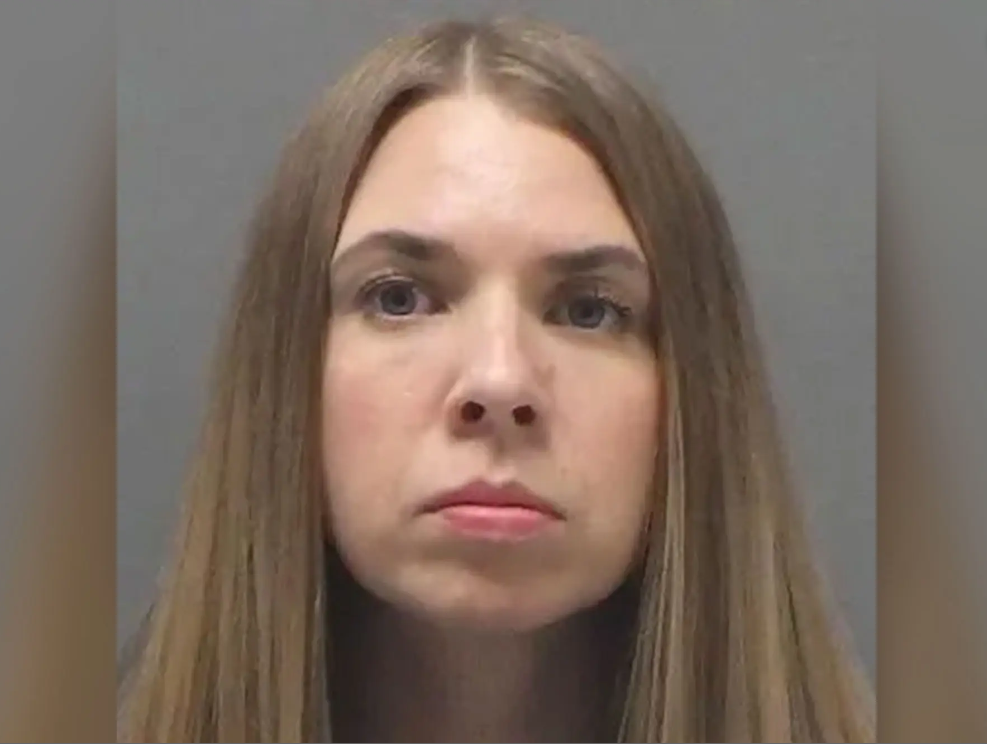 Băiat de 15 ani, agresat sexual de o profesoară, în fața copilului ei. Era îngrijorată că nu-și va pierde virginitatea cu ea