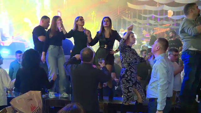 Cum au petrecut românii de Sfântul Ion. Unii au început încă de azi noapte când şi-au invitat prietenii şi rudele în cluburi