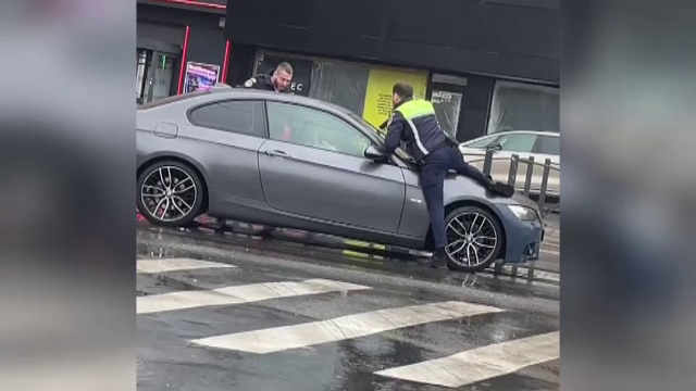 Momentul în care un șofer fugar este amenințat de un polițist cu arma lipită de parbriz. Individul s-a ales cu dosar penal