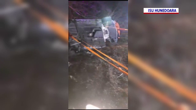 Un tânăr de 28 de ani a murit și alte două persoane au fost rănite, după ce mașina lor s-a răsturnat pe o șosea din Hunedoara