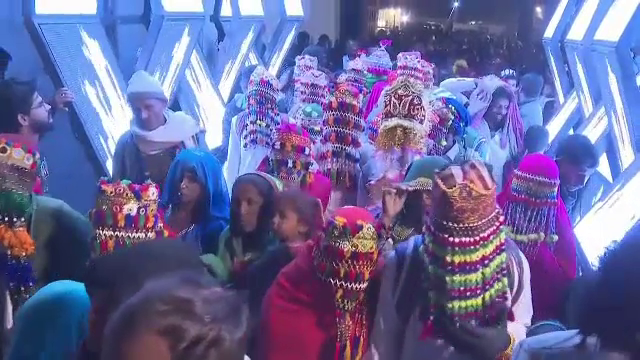 Peste o sută de cupluri s-au căsătorit într-o nuntă la comun, în Pakistan. Ce au primit tinerii însurăței