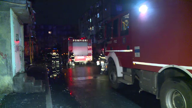 Incendiu la o garsonieră din Capitală. Două persoane au ajuns la spital. Zeci de oameni s-au autoevacuat