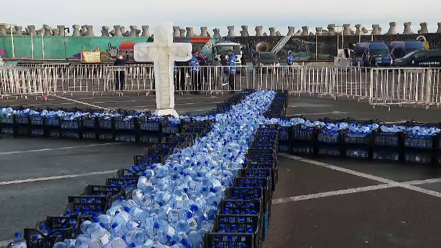 Arhiepiscopia Tomisului a vândut sticle goale pentru agheasmă cu 1 leu bucata. Sunt făcute de un apropiat al lui ÎPS Teodosie
