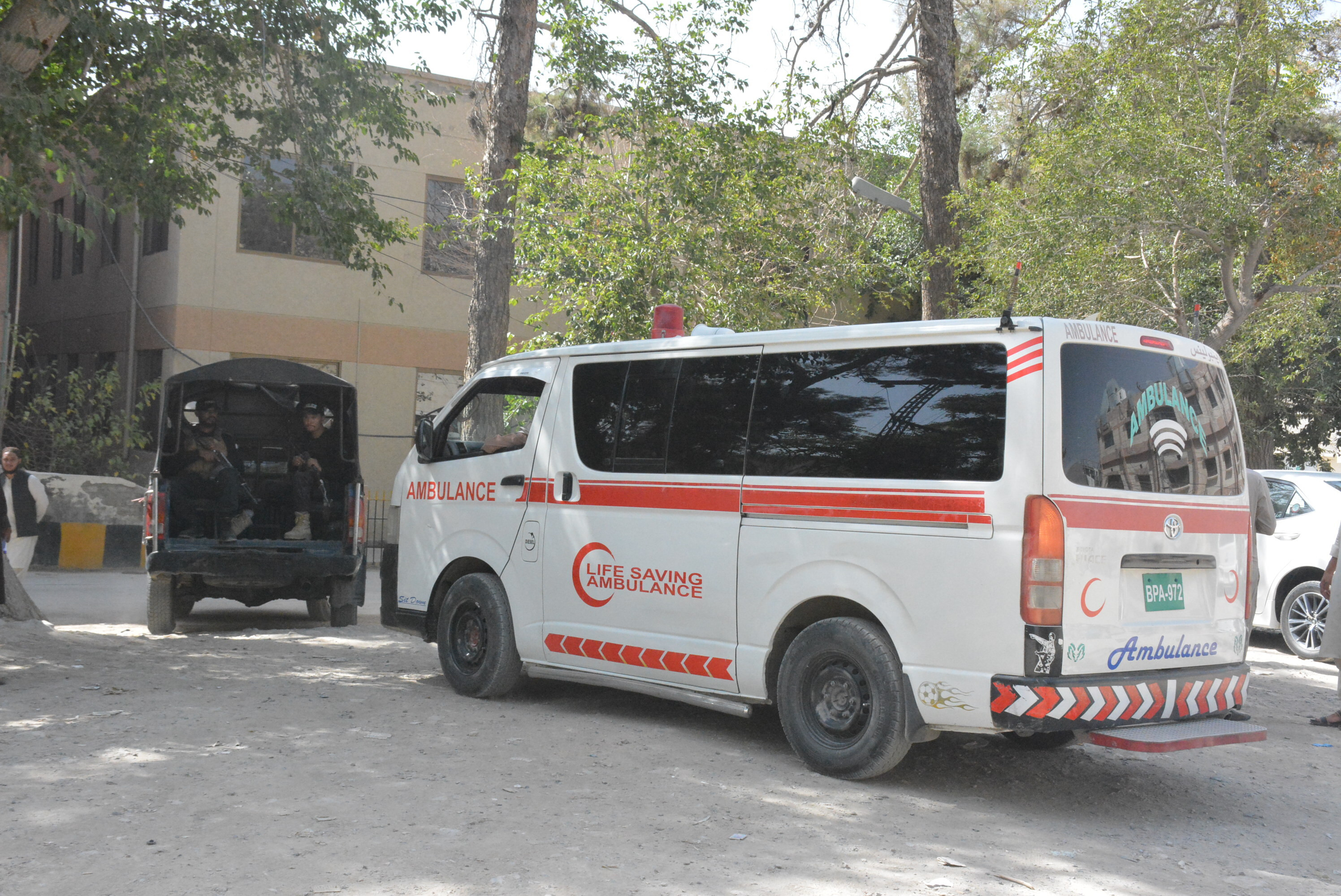 Atentat cu bombă în Pakistan. Cinci poliţişti care asigurau protecţia unei echipe de vaccinare au fost ucişi