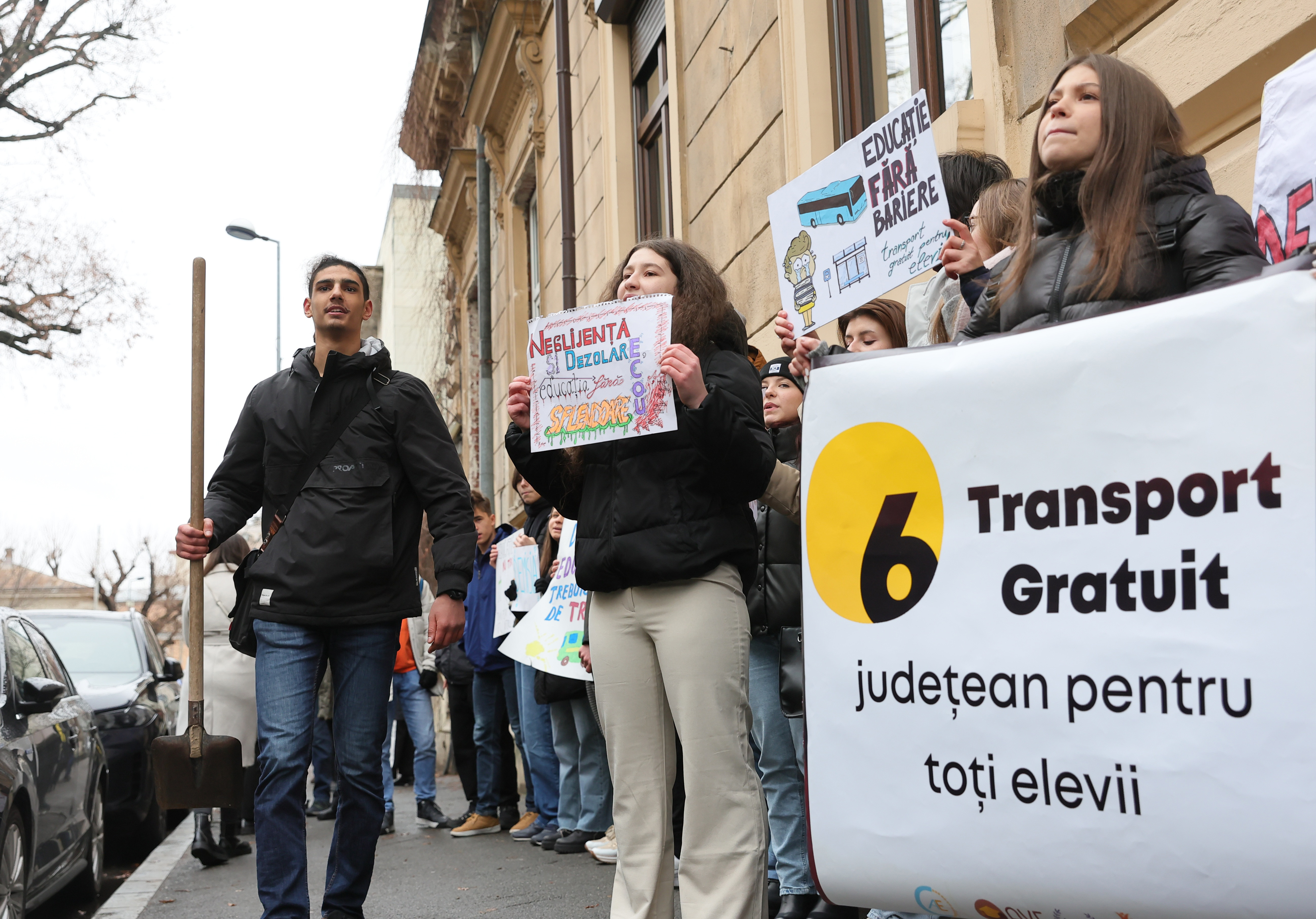 Proteste la Ministerul Educației. Elevii din 19 județe care fac naveta vor plăti biletul sau abonamentul din banii lor