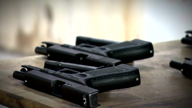 Un pistol Glock și 24 de gloanțe sunt în mâna unui infractor, iar poliția nu are niciun suspect