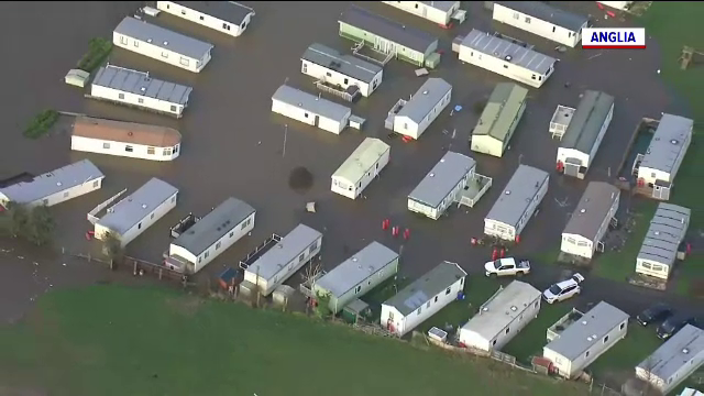 Europa se află sub un val de vreme rea. În Anglia sunt în vigoare sute de alerte locale de inundații