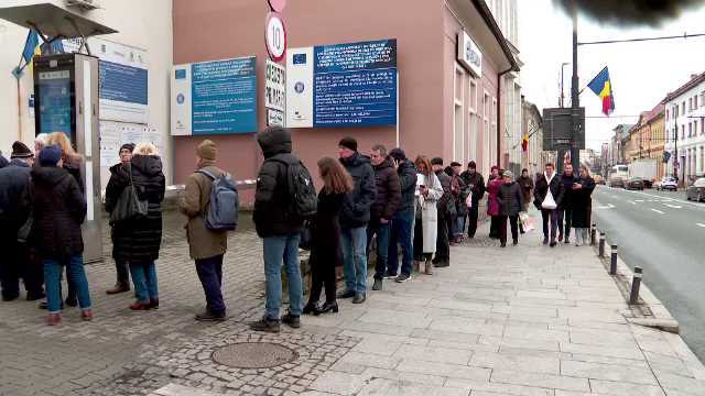 Coadă de la ora 4 dimineața, la taxe și impozite, pe un frig cumplit. „Avem o vârstă, venim cu banii cash și plătim”