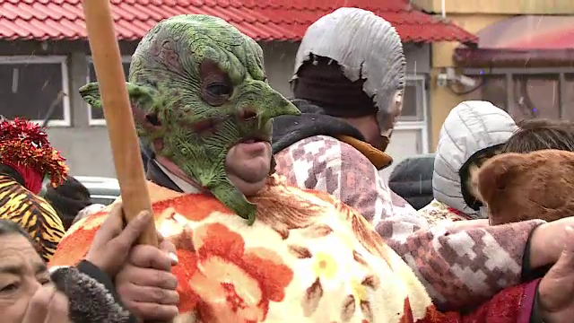 "Mersul cu urâții", tradiție păstrată cu sfințenie în Dolj. Tinerii merg din casă în casă pentru a alunga spiritele rele