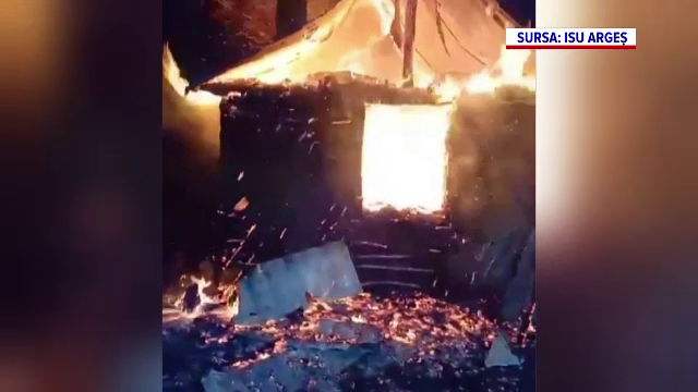 Noapte de foc în Argeș. Trei case au fost cuprinse de flăcări. Proprietarii au suferit arsuri
