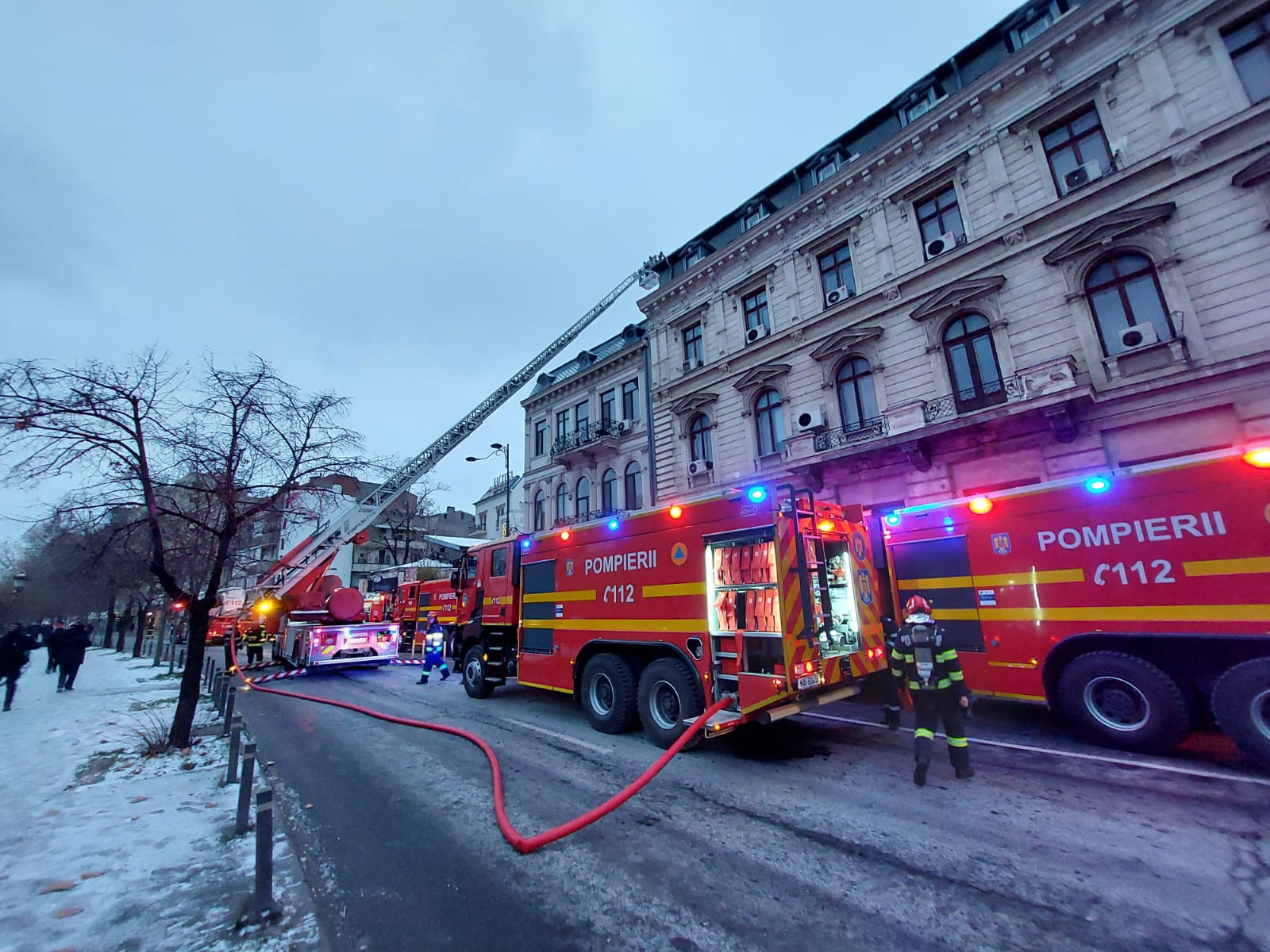 Hotelul din Capitală la care s-a produs incendiul de marţi dimineaţă nu are autorizaţie de securitate la incendiu