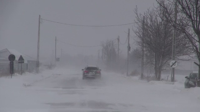 Haos pe drumurile naționale. Zeci de șoferi au rămas captivi printre nămeți. „Stăm de 2 ore aici, nu a trecut niciun plug”