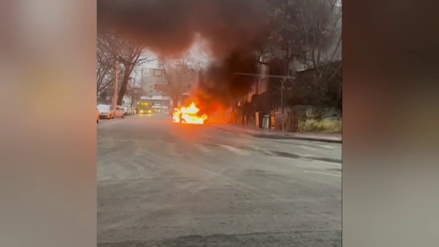 O mașină de lux a fost cuprinsă de flăcări în centrul Bucureștiului. Fumul gros a inundat zona