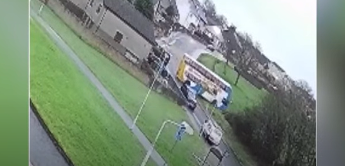 Momentul în care un autobuz școlar derapează din cauza gheții și lovește mai multe mașini parcate, în Scoția