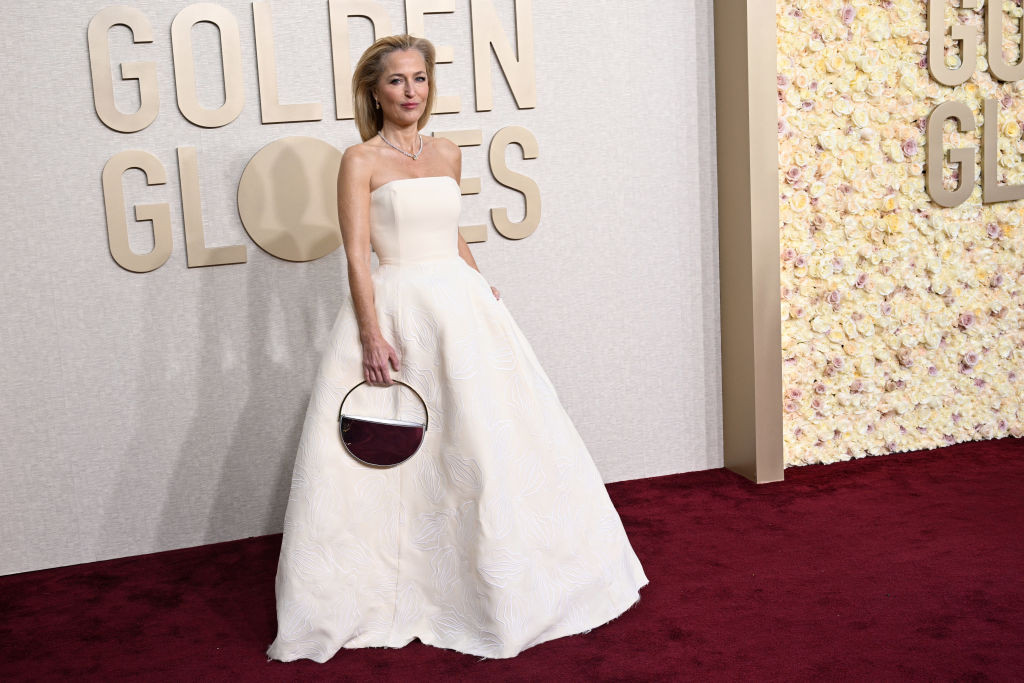 FOTO. Actrița Gillian Anderson a purtat o rochie foarte specială la gala Globurilor de Aur 2024: ”Yonis, sunt atât de multe!”