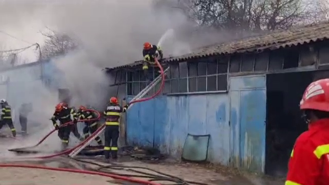 Un pompier a scăpat cu viață după ce o butelie a explodat în timpul unei misiuni de stingere a unui incendiu, în Constanța