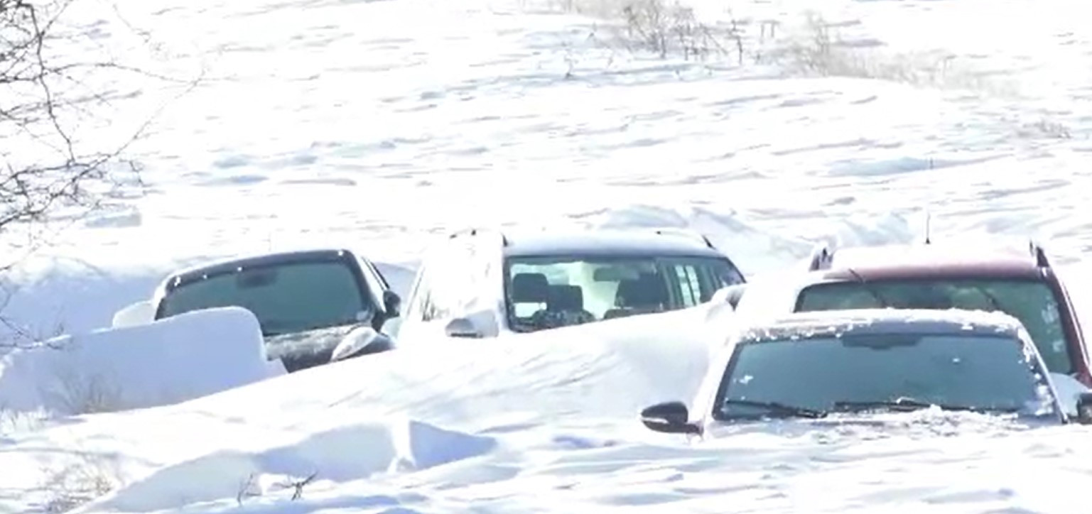 Primarul unei comune din județul Iași a adăpostit în propria casă 18 oameni salvați din nămeți. „Erau foarte speriați"