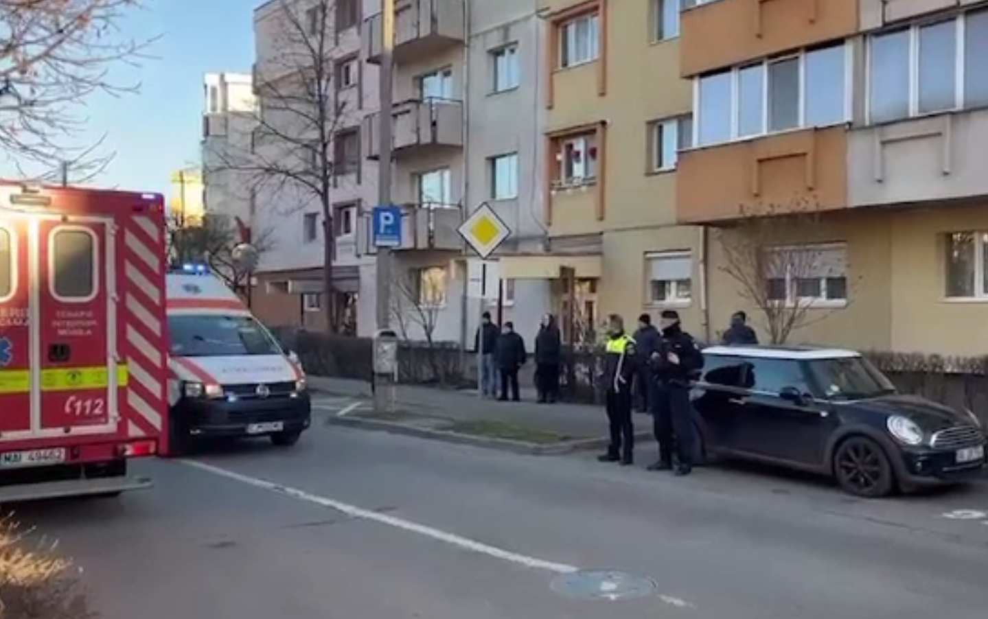 Părinți înjunghiați cu sălbăticie de fiul lor, într-un apartament din Cluj-Napoca. Medicii se străduiesc să le salveze viața