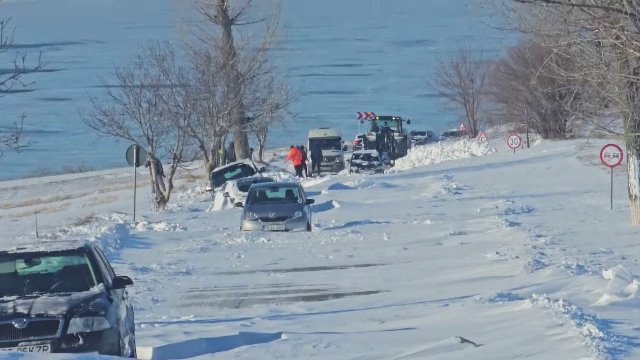 Mașini îngropate în zăpadă, în Iași. Șoferii au înnoptat în autoturisme și au fost salvați abia după 12 ore