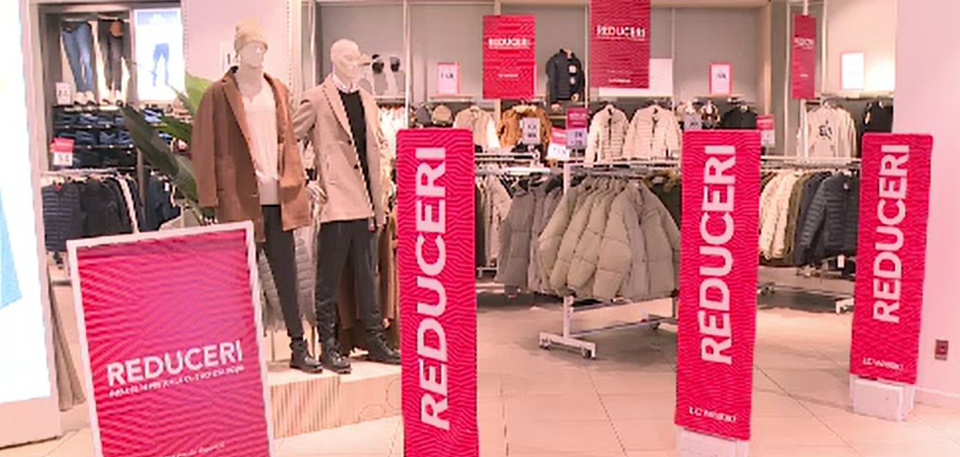 Au început reducerile de iarnă. Prețuri mai mici și cu 80% la haine, încălțăminte și cosmetice