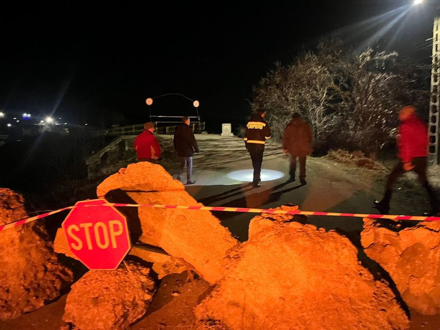 Un pod care traversează râul Bistriţa, grav erodat în timp, închis traficului rutier şi pietonal