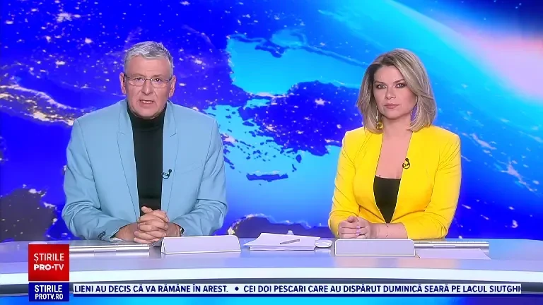 O mașină de lux a fost cuprinsă de flăcări în centrul Bucureștiului. Fumul gros a inundat zona