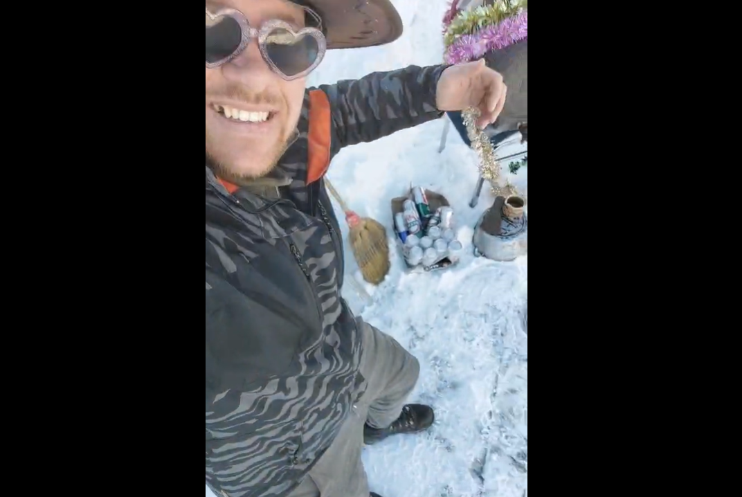 Un vasluian a scos butoiașul de vin în fața casei să cinstească pe toată lumea, de bucurie că i s-a deszăpezit strada VIDEO