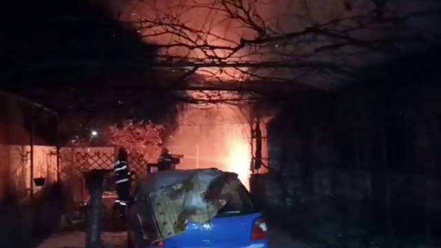 Doi polițiști din Olt au salvat o femeie din incendiul care îi cuprinsese casa. Pompierii au stins focul în patru ore