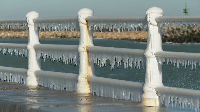 Natura a oferit un altfel de spectacol pe litoral. Gerul a transformat faleza Cazinoului într-un ținut de cleștar