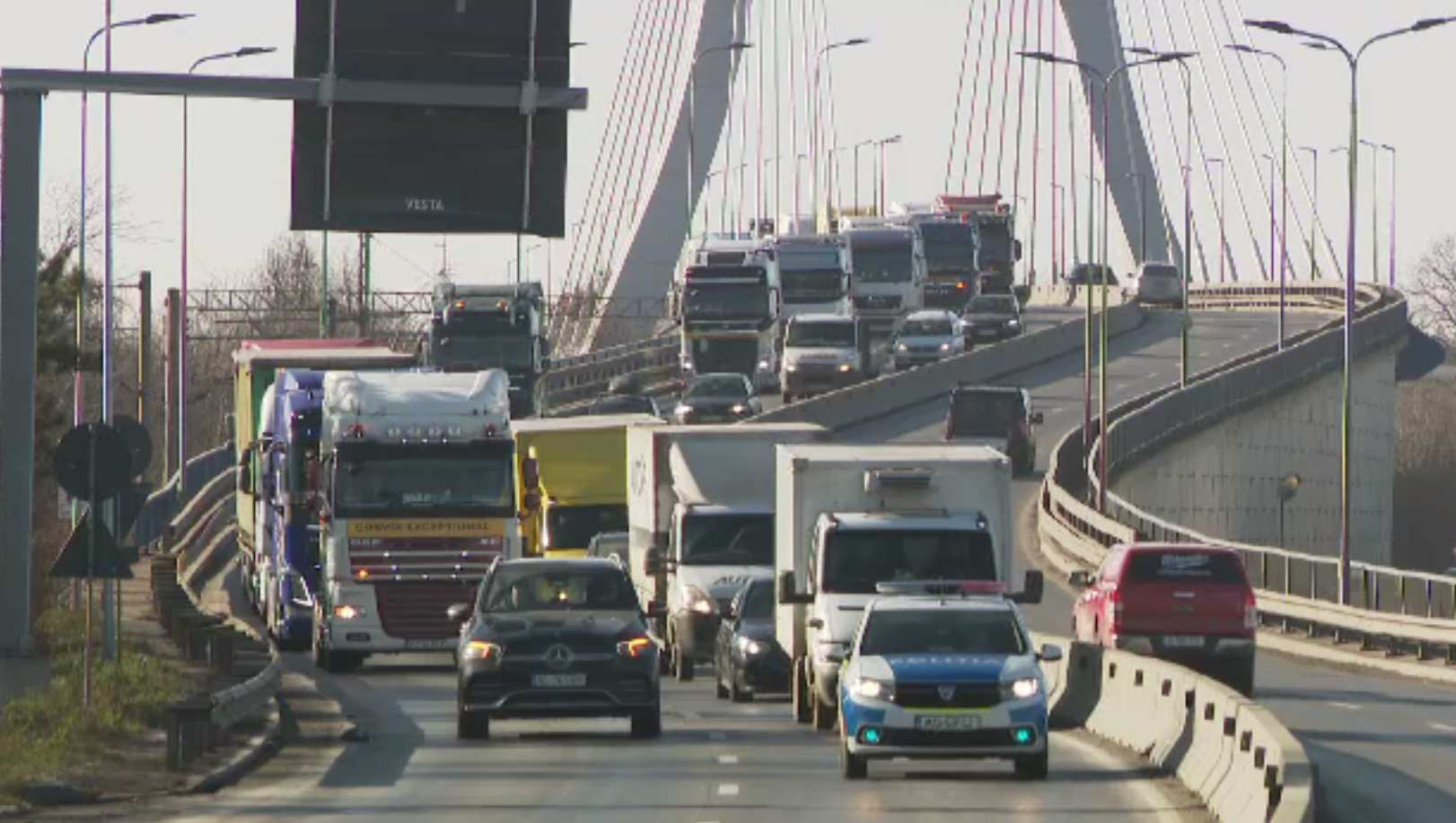 Camionagiii și fermierii români au paralizat traficul pe șoselele. Șofer: „Este fundul sacului, suntem rupți de tot."