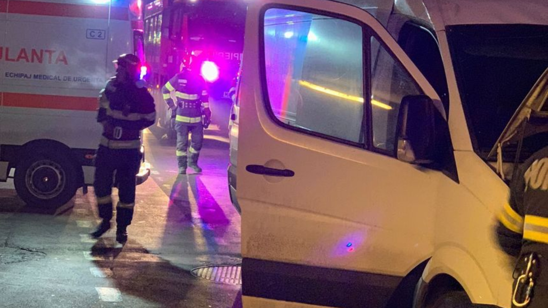 Microbuz de transport persoane, implicat în accident rutier în judeţul Arad. Sunt nouă victime