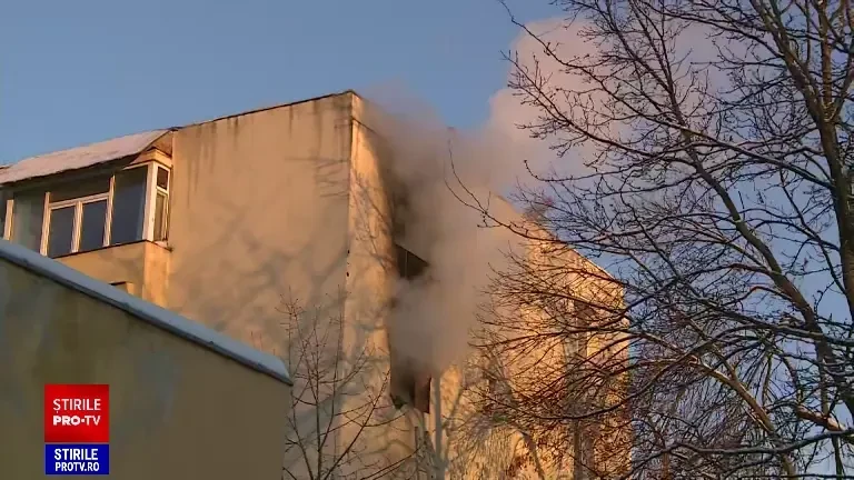 Și-a invelit bebelușul în plapumă și l-a aruncat pe geam, apoi a sărit și ea, ca să scape din incendiu