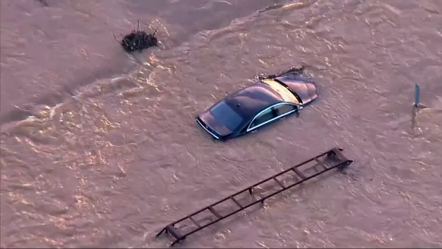 Furtunile violente au făcut prăpăd în SUA. Cel puțin cinci oameni au murit și localități întregi sunt încă inundate