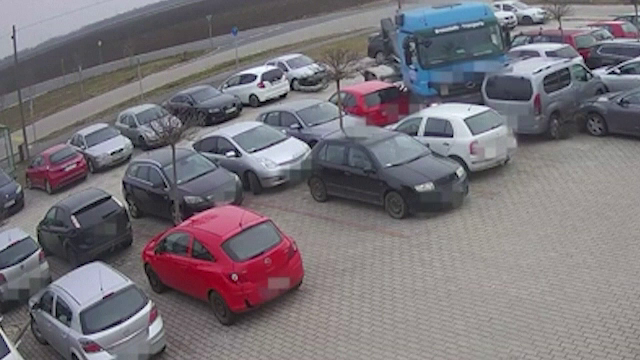 Un camion scăpat de sub control a făcut prăpăd în parcarea unei fabrici. Șoferul și-a pierdut cunoștința la volan