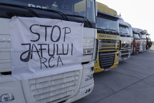 Protestul transportatorilor continuă, pentru a doua zi consecutiv. O delegaţie a acestora se află la Guvern