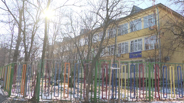 Un copil din Galați a ascuns un cuțit în baia școlii, apoi a fost dat dispărut. Devenise agresiv cu alți elevi