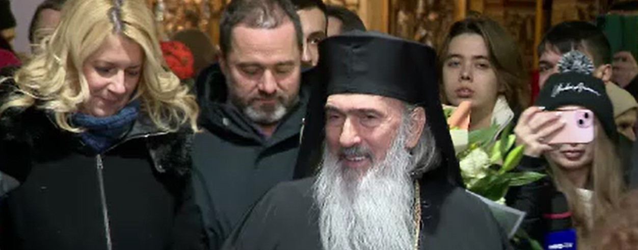 O credincioasă a parcurs sute de kilometri pentru a-l felicita pe ÎPS Teodosie de ziua sa onomastică. "E deosebit!"